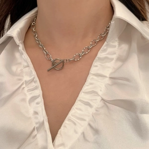 Collier à grosse chaîne argentée avec fermoir à bascule OT porté par un mannequin