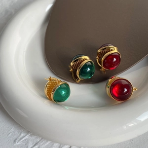 Détails des boucles d'oreilles en verre émeraude et rubis avec texture nid d'abeille
