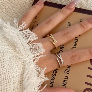 Anello incrociato minimalista con zirconi in oro e argento per moda da donna
