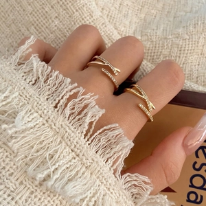 Anello incrociato placcato oro minimalista con micro-pavé di zirconi per un look di lusso