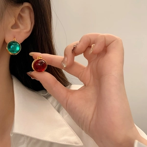 Boucles d'oreilles rétro françaises rondes en émeraude et rubis avec finition dorée