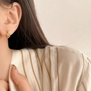 Boucles d'oreilles minimalistes en plaqué or croisées avec diamants fins