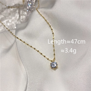 Détail macro d'un collier plaqué or avec pendentif brillant et mesures précises