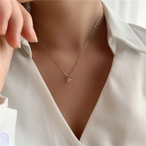 Gros plan d'un collier élégant avec pendentif solitaire à six griffes en argent