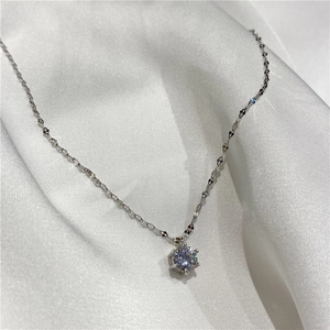 Détail d'un collier pendentif à pierre unique scintillante avec serti à six griffes
