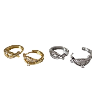Boucles d'oreilles minimalistes dorées et argentées croisées avec cristaux pavés