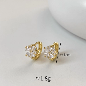 Detail view of gold flower hoop earrings with zircon, size 1cm and weight 1.8g