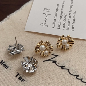 Boucles d'oreilles fleurs et perles dorées et argentées sur un support en tissu vintage