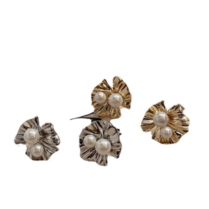 Boucles d'oreilles fleurs plissées avec perles brillantes en finitions or et argent