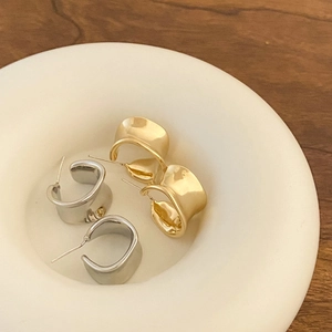 Minimalist geometric C-shaped hoop earrings set in polished gold and silver metal finishes