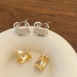 Chic irregular wavy C-shaped hoop earrings in polished gold and silver finishes