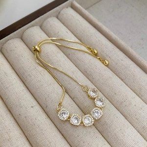 Vue détaillée du bracelet bolo doré avec zircons étincelants et fermoir coulissant réglable