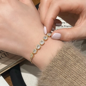 Bracelet ajustable doré pour femme avec sept charmes en zircon étincelant style luxe