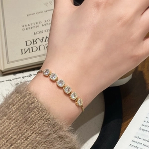 Bracelet doré ajustable pour femmes avec six pierres de zircone rondes et lumière chaude