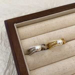 Bague croisée élégante avec perle blanche et cristaux en finition dorée et argentée