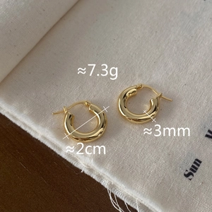 Détails des créoles dorées de 2cm avec largeur de 3mm et poids de 7,3g