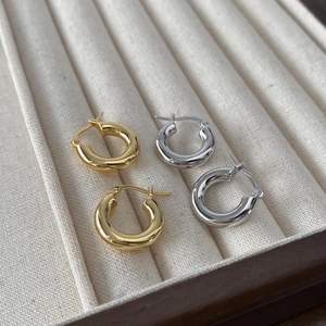 Créoles minimalistes de style vintage français en or et argent avec finition polie