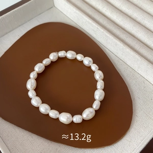 Détail du bracelet en perles d'eau douce naturelles pesant environ 13,2 grammes