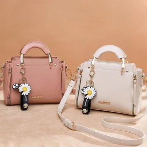 Chic women's faux leather handbag with daisy charm and SmallTrend logo in pink and beige