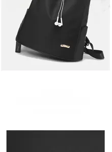 Détails d'un sac à dos noir en nylon avec finitions dorées et texture en sergé
