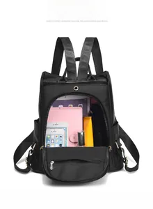 Détail du sac à dos en nylon noir montrant la capacité du compartiment antivol à l'arrière
