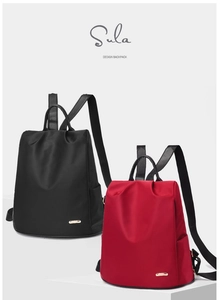 Détail de sacs à dos en nylon imperméable rouge et noir avec bretelles réglables