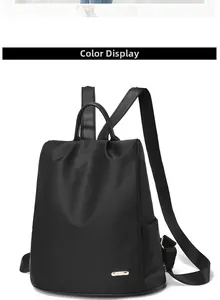 Détail d'un sac à dos noir en tissu oxford avec plaque dorée et poche latérale pratique