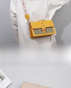 Dettaglio borsa a tracolla in patchwork di tweed con ampia tracolla a motivi eleganti