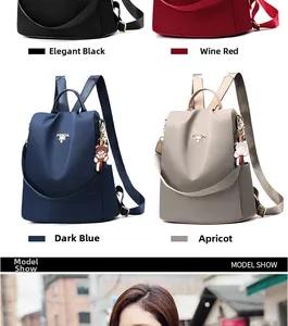 Detalle de mochilas de tela Oxford impermeable en colores negro, granate, azul y albaricoque