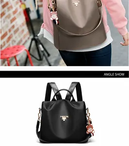 Mochila Oxford impermeable a la moda en colores caqui y negro con oso colgante