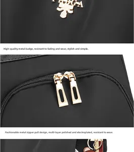 Detalle del emblema metálico dorado y la cremallera en la mochila de nailon negro de moda