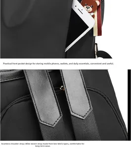 Detalle de la mochila negra impermeable con bolsillo frontal y correas anchas de cuero