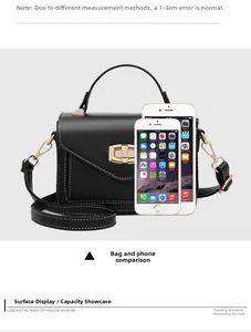 Schwarze Retro-Umhängetasche aus Leder mit goldenem Drehverschluss und Handy-Größenvergleich