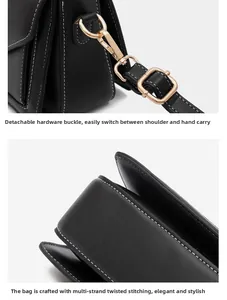 Details der schwarzen Ledertasche mit goldenen Beschlägen und weißen Kontrastnähten