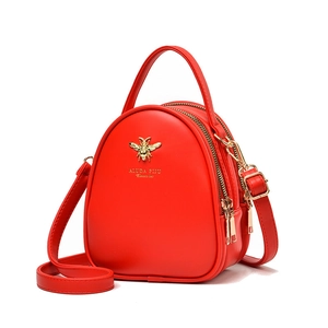 Mini sac bandoulière rouge avec emblème abeille dorée et bandoulière en cuir souple