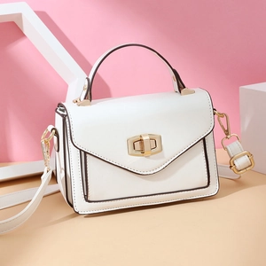 Minimalistische weiße Mini-Handtasche aus Leder mit Goldverschluss und abnehmbarem Gurt