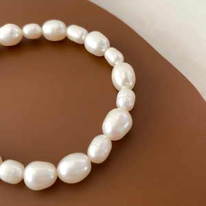 Vue détaillée des perles de culture baroques avec un éclat brillant et placage en or