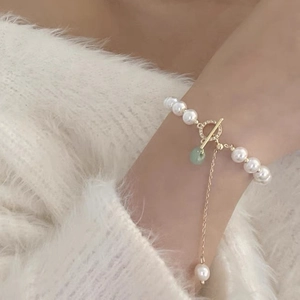 Baroque freshwater pearl bracelet with gold T-bar clasp and green jade pendant