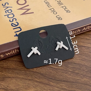 Details von silbernen Knotensteckern mit funkelnden Zirkonia auf Vintage-Hintergrund