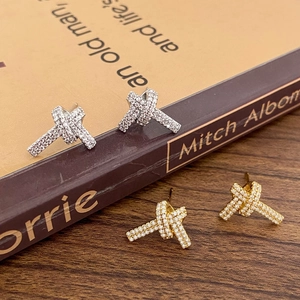 Knoten-Ohrstecker mit funkelnden Zirkonia-Steinen in Gold- und Silberoptik