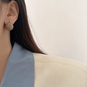 Chic vintage-style round enamel stud earrings with copper gold plating for women