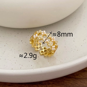 Macro view of gold flower ring with pearl and zircon showing 8mm width and 2.9g weight