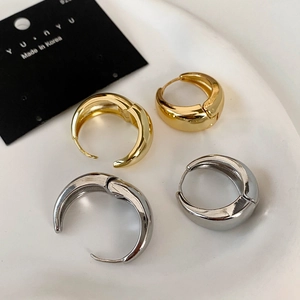 Minimalist gold and silver chunky hoop earrings in 925 sterling silver set on a white tray