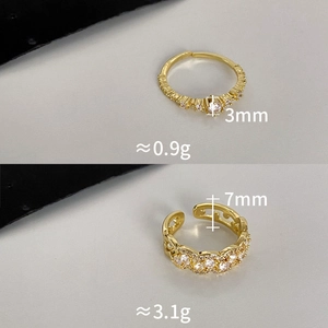 Détail de deux bagues plaquées or de 3 mm et 7 mm de large avec des zircons scintillants