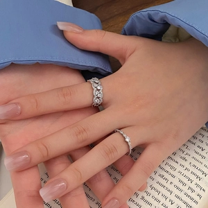 Ensemble de bagues ouvertes en argent avec zircons sur fond bleu élégant