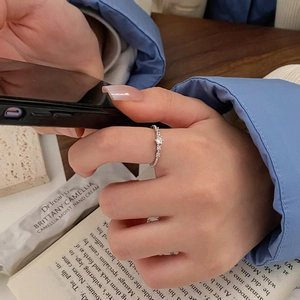 Vue détaillée d'une bague fine en argent avec oxydes de zirconium sur le doigt d'un mannequin