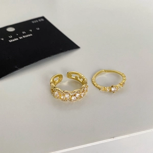 Détails de bagues ouvertes dorées serties de zircons avec un design ajouré ondulé chic