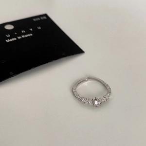 Vue détaillée des pierres de zircon scintillantes et du placage argent sur la bague réglable
