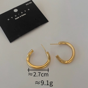 Detail of matte gold irregular C-shape earrings with 925 silver needles and dimensions