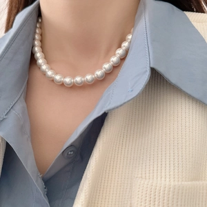 Close-up of elegant 8-10mm white round pearl necklace worn with a casual outfit